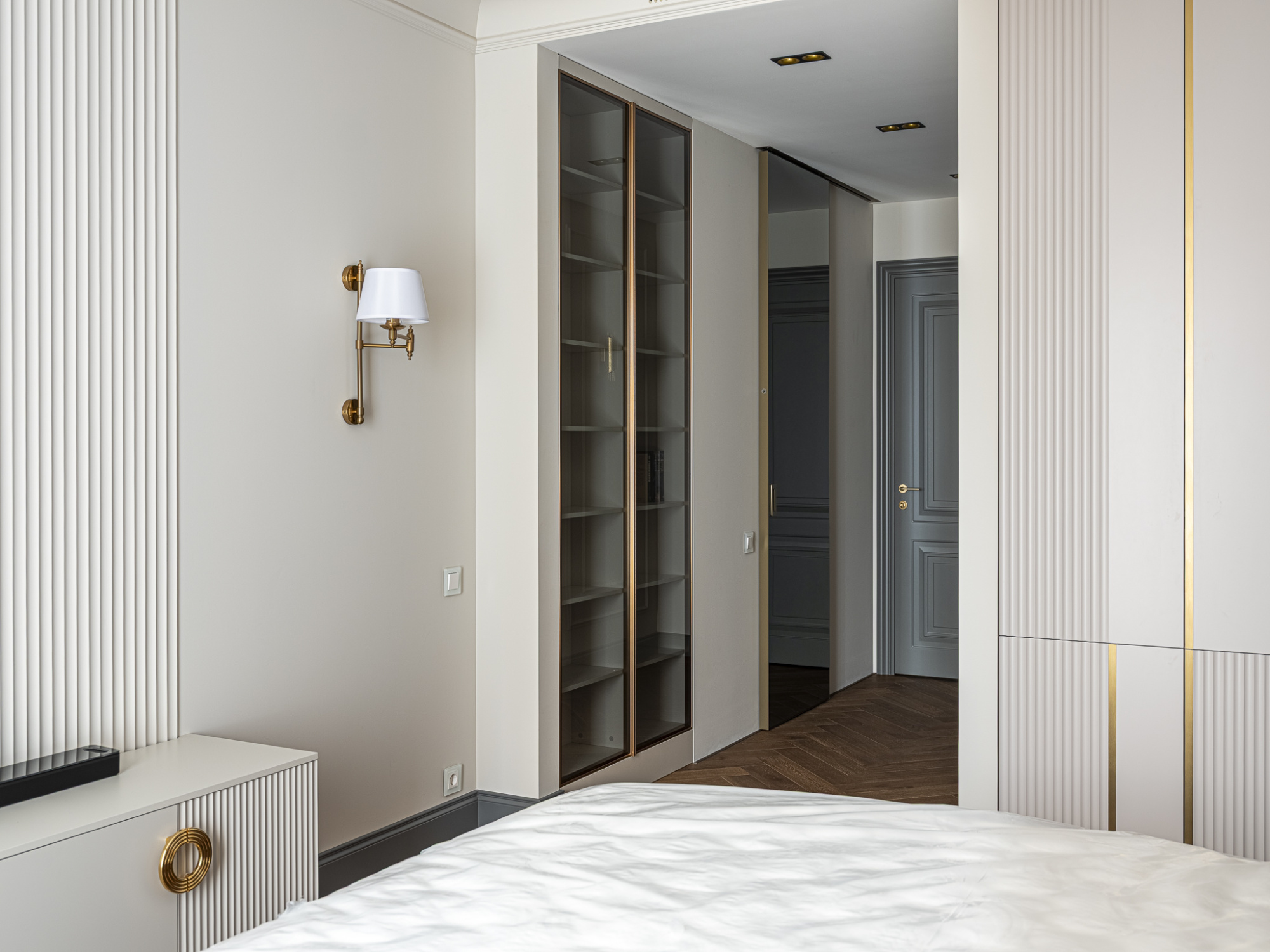 Встроенный шкаф с латунными молдингами