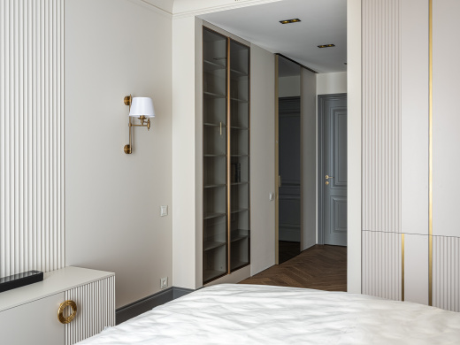 Встроенный шкаф с латунными молдингами