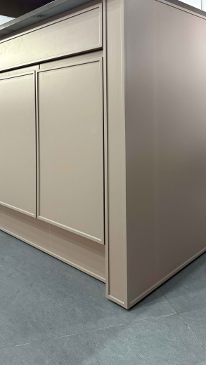 Угловая кухня с островом