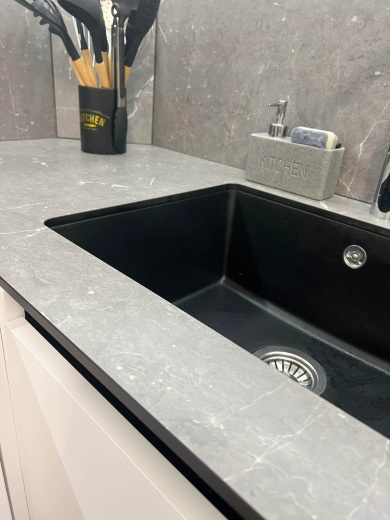 Угловая кухня с островом