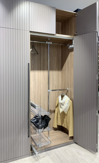 Прихожая с МДФ фасадами и складной дверью