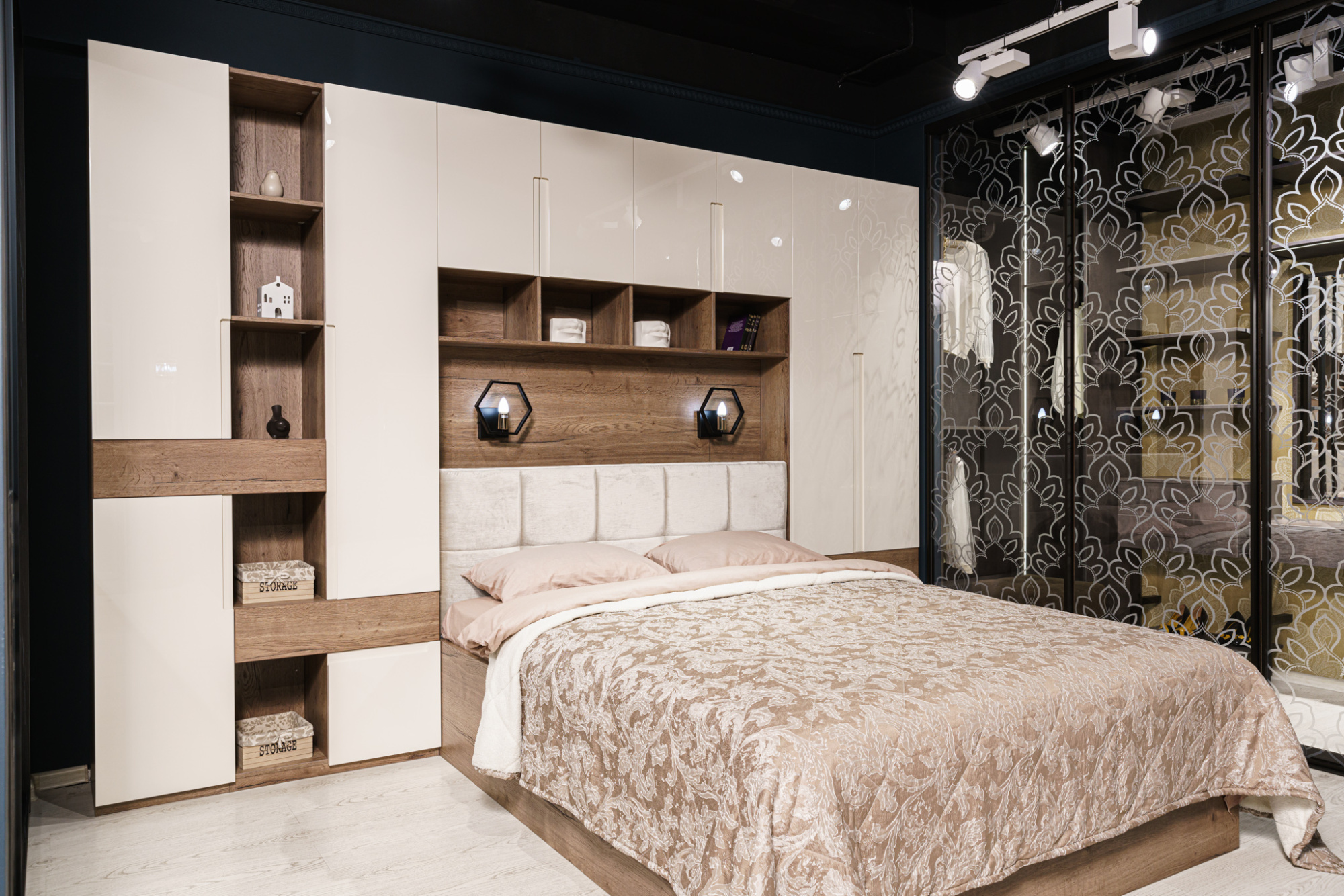 Кровать с подъемным механизмом и мягким изголовьем (элементом)